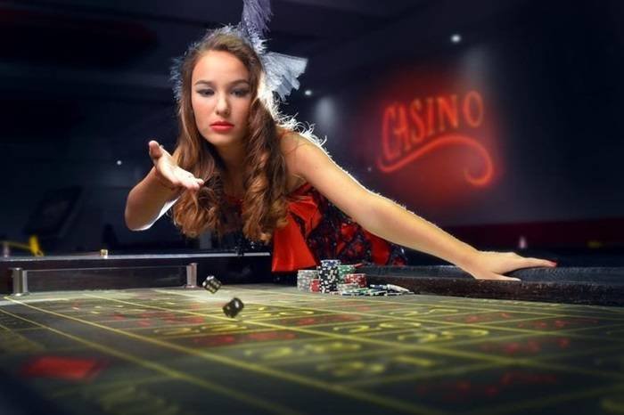 Real Dealer နှင့် Live Baccarat ကစားနေသောမြင်ကွင်း
