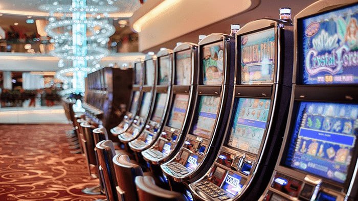 မိုဘိုင်းဖုန်းဖြင့် Online ကာစီနိုနှင့် Sportsbook ကစားနေသောမြင်ကွင်း